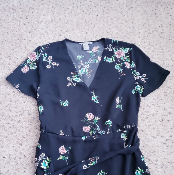H&M V-Neck Black Floral Print Dress - Picture 3 of 6